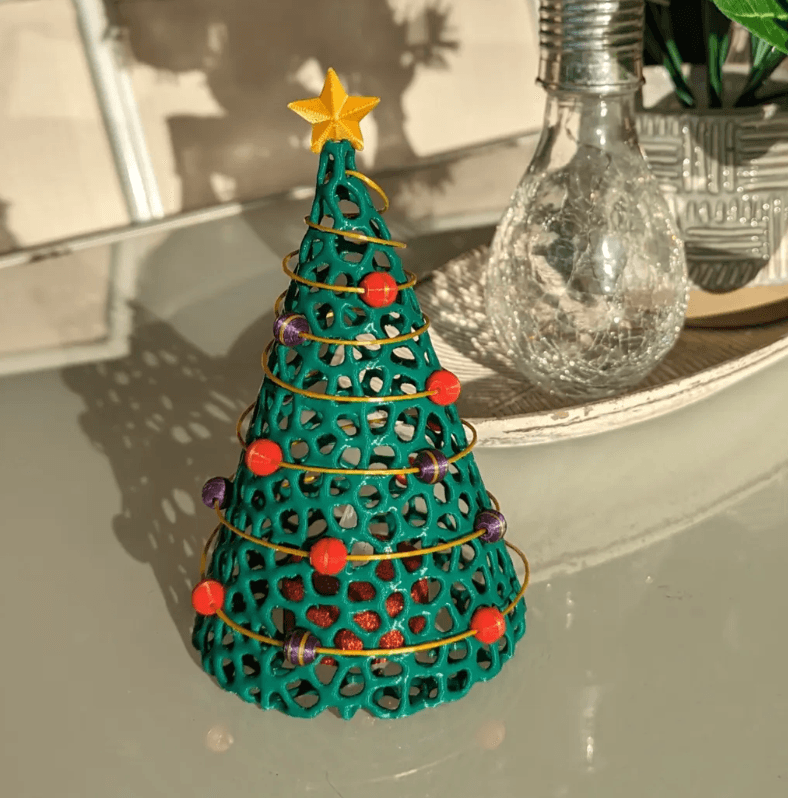 Arbol de navidad reticulado con espiral.